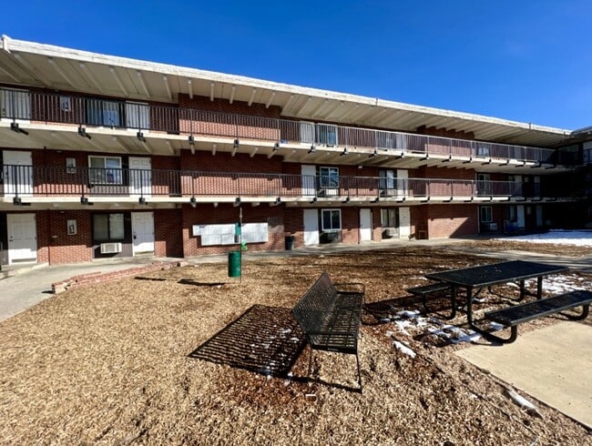 Building Photo - Studio Apartment in Denver - Ground Level - Move in Ready!