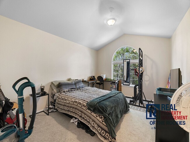 Building Photo - Charming 1-Bedroom Oasis with Vaulted Ceil...