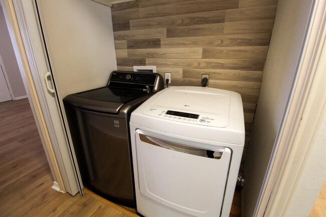 Building Photo - 6907 Stonleigh Pl