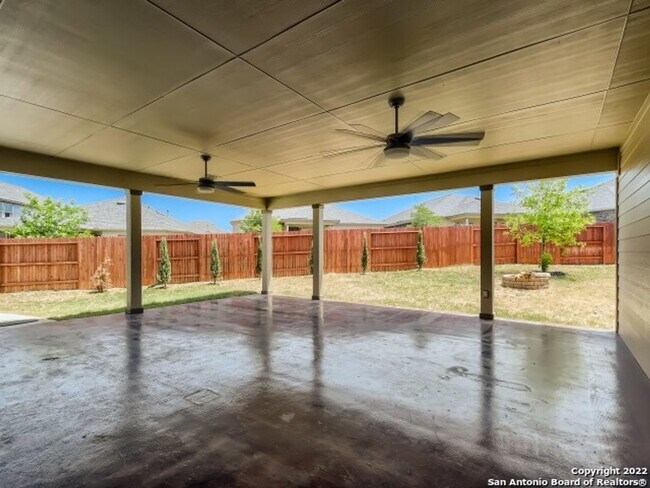 Building Photo - 5 Bedrooms with Tons of Indoor and Outdoor...
