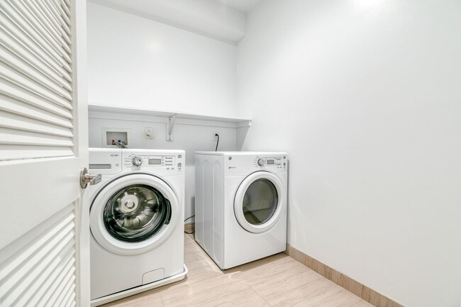 Building Photo - Northern Liberties Townhome with Parking!