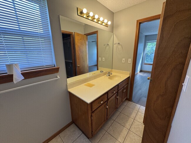 Building Photo - 1303 Fox Run Dr