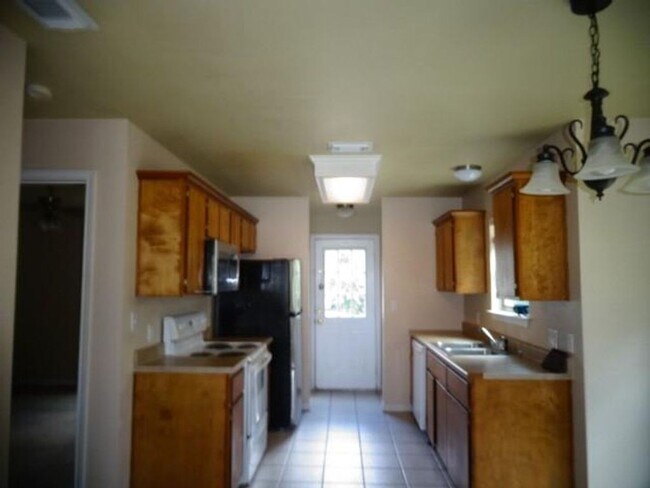 Building Photo - 107 Yegua Cir