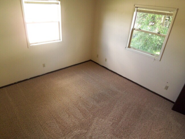 Building Photo - SPACIOUS 3 BEDROOM w/ IN UNIT LAUNDRY!-123...