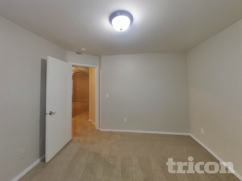 Building Photo - 4005 E La Salle St