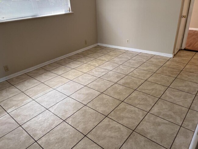 Building Photo - 2527 Emily Ln