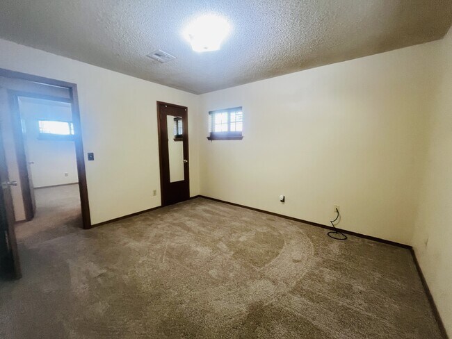 Building Photo - 641 Hunters Hill Rd