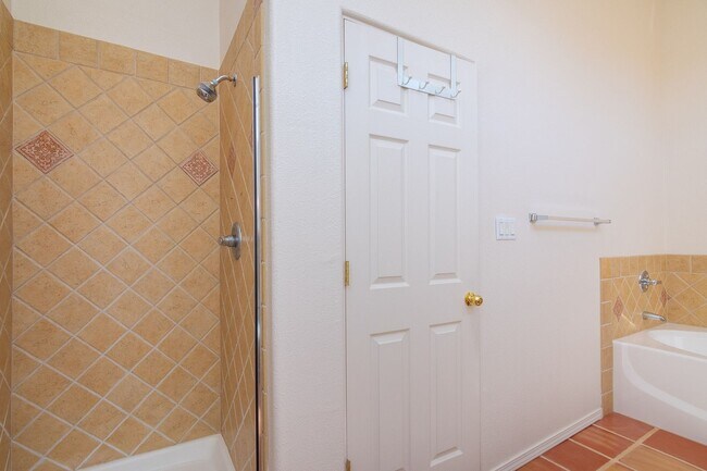 Building Photo - Single Level 3 Bedroom 2.5 Bath home in De...