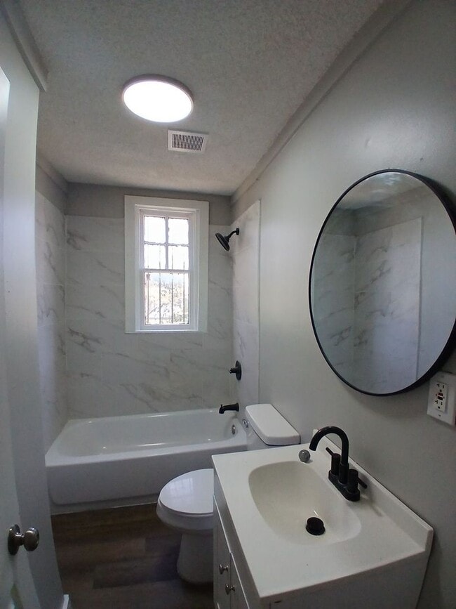 Building Photo - Newly Remodeled 2 Bdrm, 1 Bath