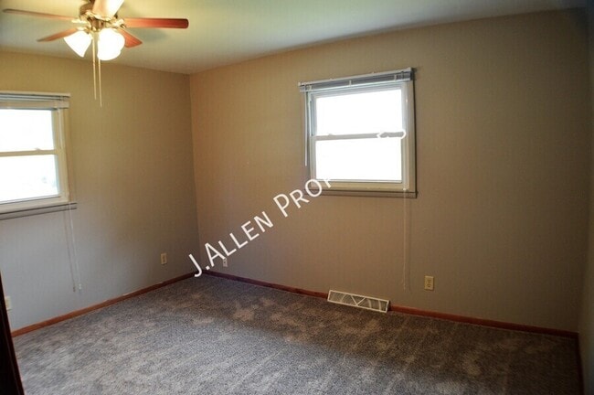 Building Photo - 2219 Sunset Ave