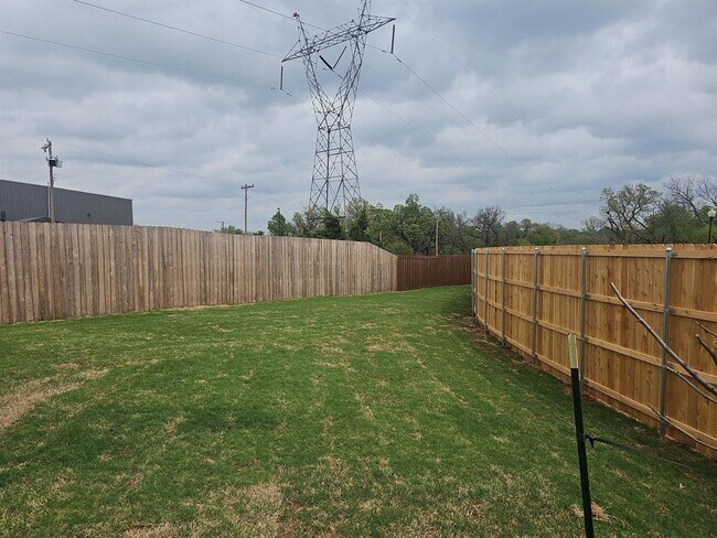 Building Photo - 3701 Lynne Ave