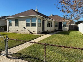 Building Photo - 2221