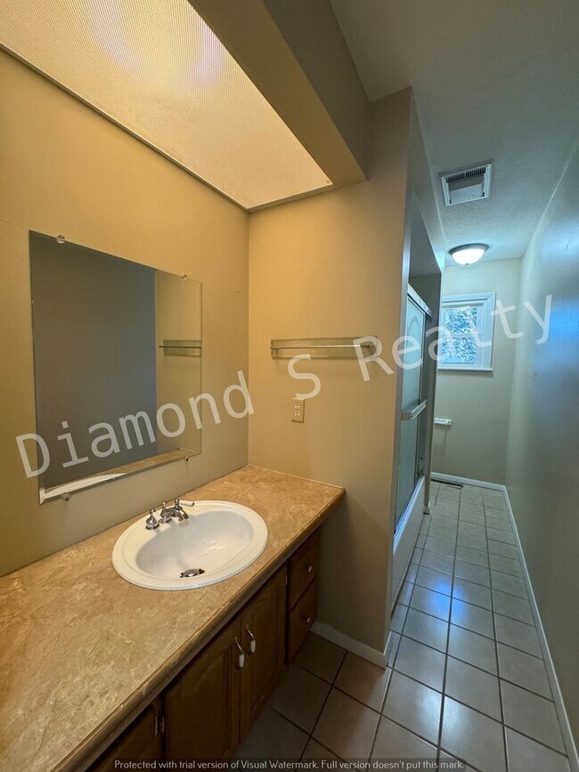 Building Photo - 3 Bedroom Home Located Near Mercy!