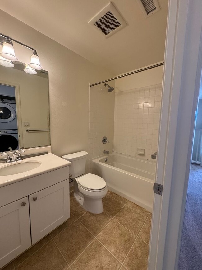 Building Photo - Stunning  3-Bedroom/2.5-Bath - $4000.00 Lo...