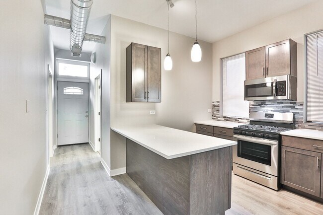 Building Photo - HUGE Condo Quality 4bed/2bath in Hot Wicker Park! Central Air! In-Unit Laundry! Deck! FREE Internet!