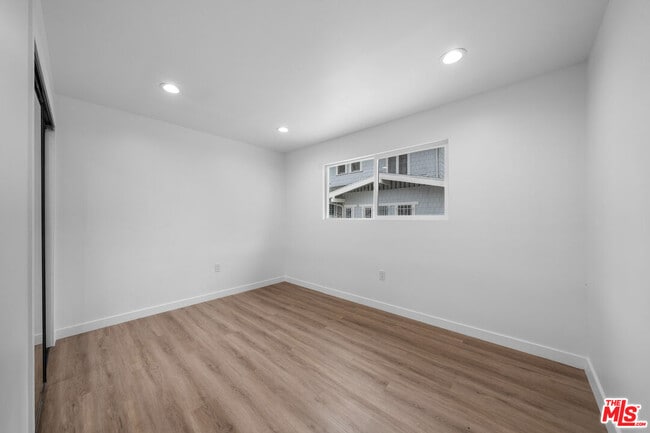 Building Photo - 1535 N Kingsley Dr