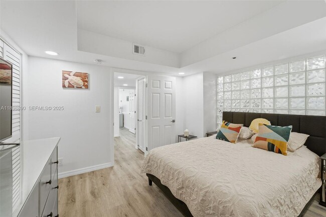 Building Photo - 1717 N Bayshore Dr