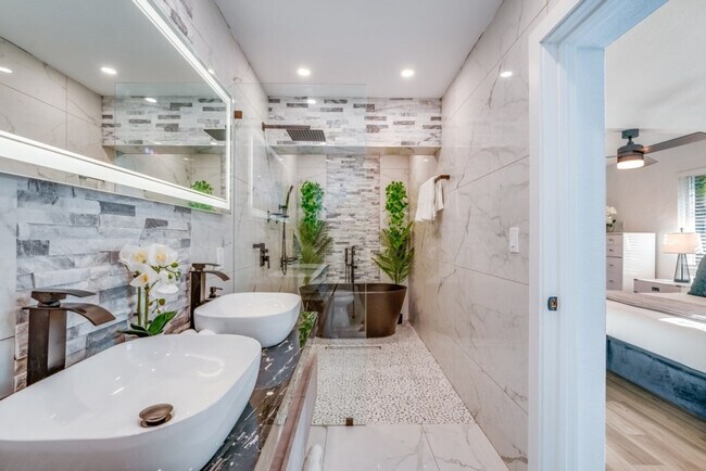 Building Photo - 834 SW 14th Ct