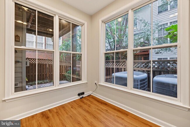 Building Photo - 5256 Bessley Pl