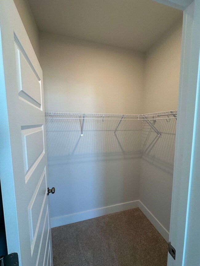 Building Photo - For Rent: Luxurious Short Pump Condo at Ga...