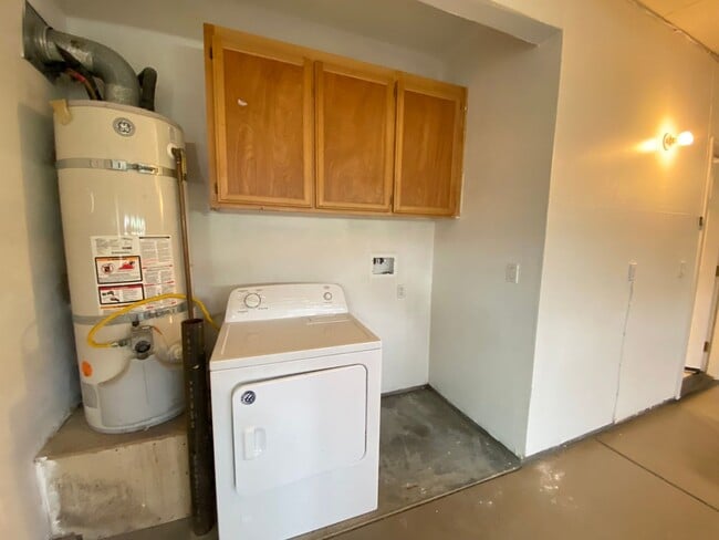 Building Photo - 3 Bedroom Home in SW Santa Rosa