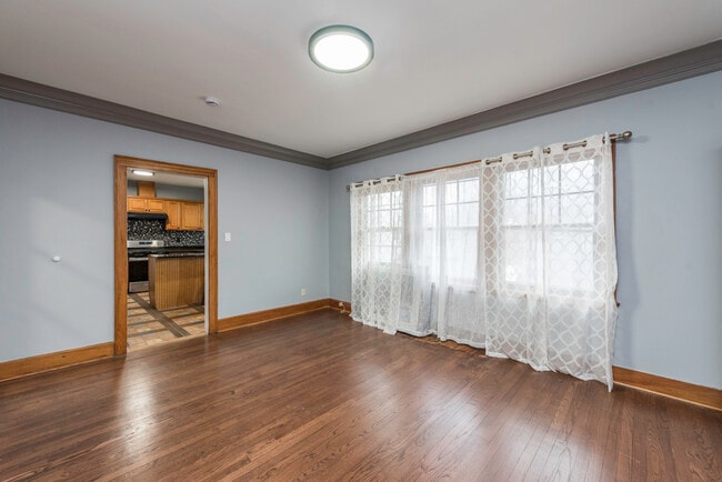 Building Photo - 415 W Ridgeland Ave