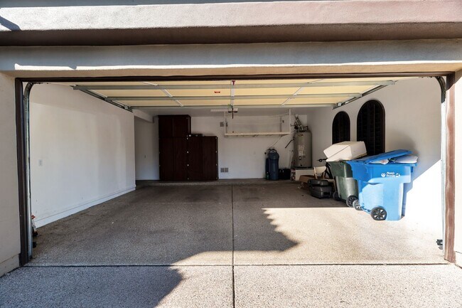 Building Photo - Highly Upgraded SPACIOUS home in desirable Aviano in Desert Ridge!