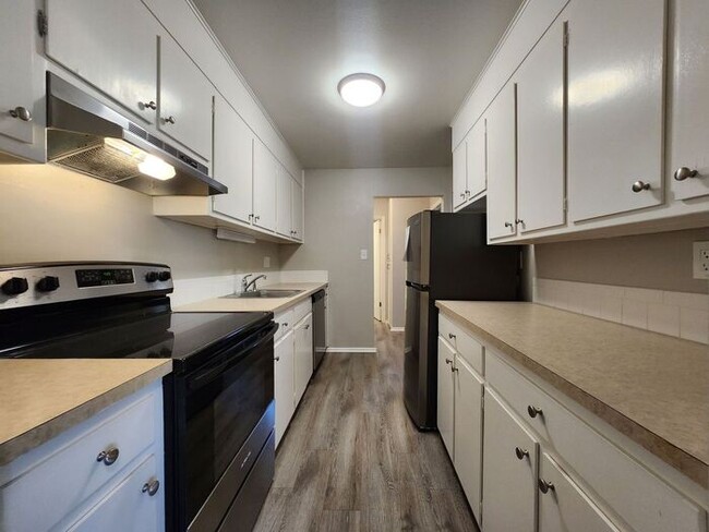Building Photo - Beautifully Renovated 1-Bed, 1-Bath Apartment – Main Level Living | Move In Today and Get Your 2n...