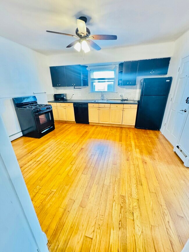 Building Photo - 74 Vernon St