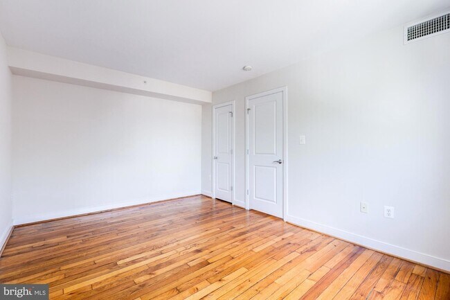 Building Photo - 420 16th St SE