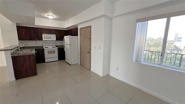 Building Photo - 909 SW 15th Ave