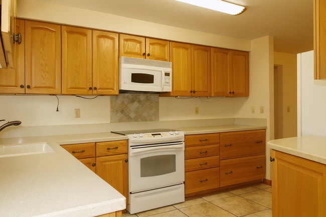 Building Photo - Spacious SW Bend Home on Nearly Half an Ac...