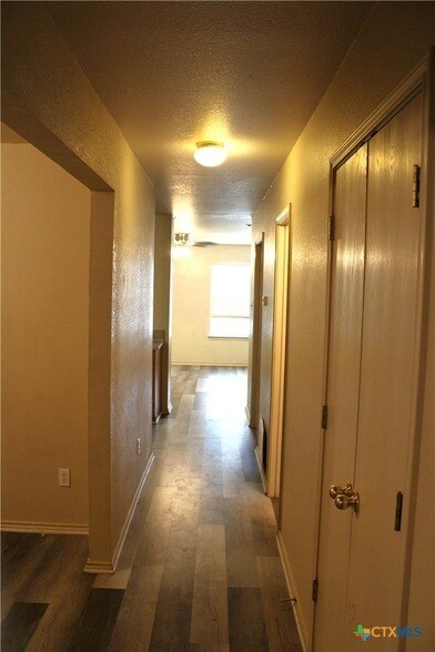 Building Photo - 415 E 4th Ave