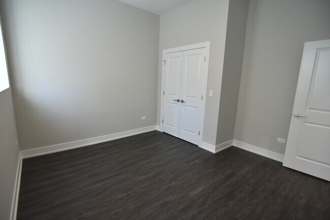 Building Photo - 1730 W Greenleaf Ave