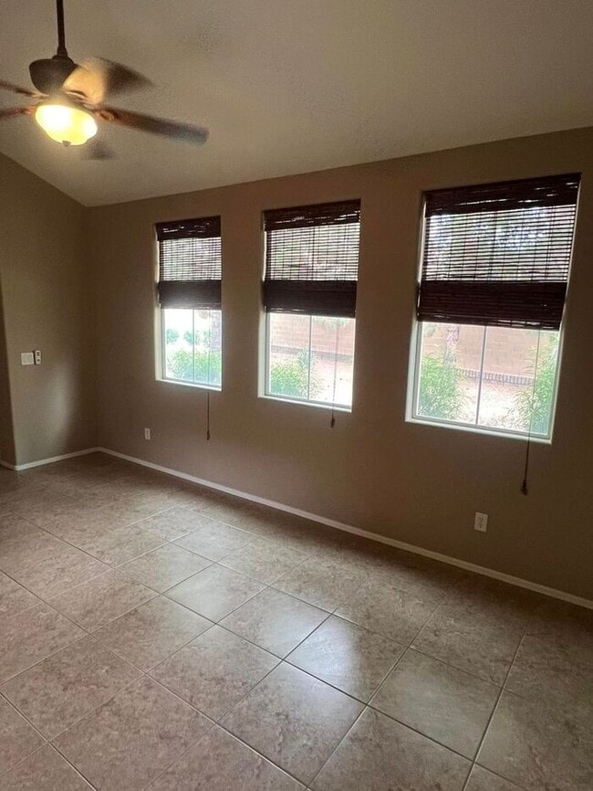 Building Photo - 4-bedroom and loft in the Willows with com...