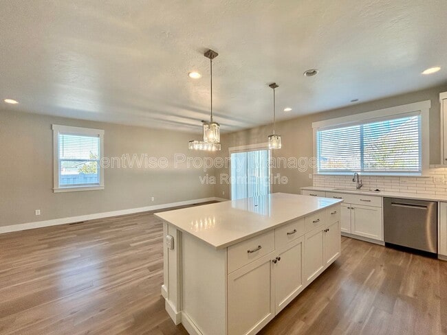 Building Photo - 2090 N Banjo Ct