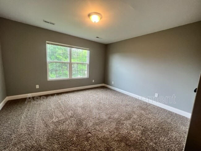 Building Photo - 920 Warrior Hill Dr