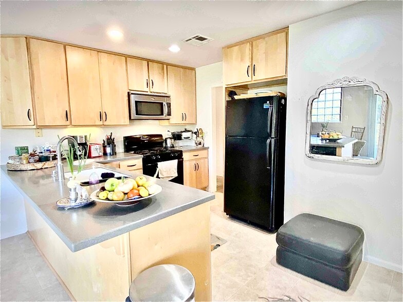 Building Photo - 406 Crestview Dr