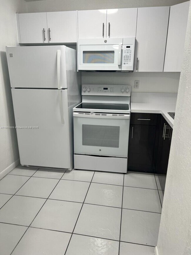 Building Photo - 9310 Fontainebleau Blvd