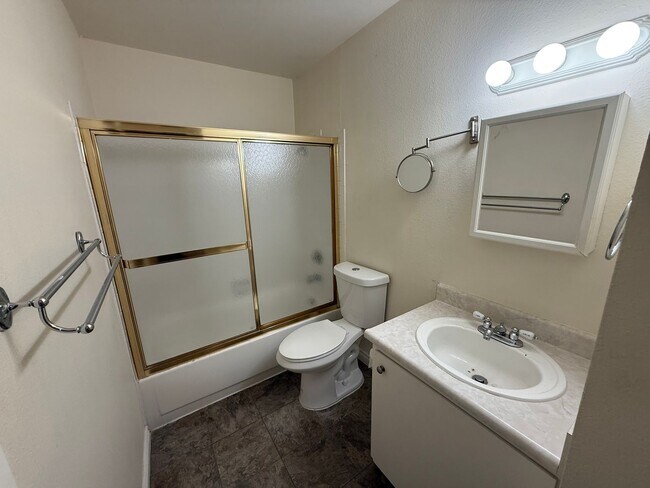 Building Photo - North Tacoma Townhome