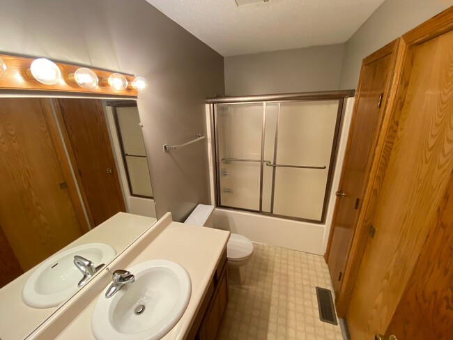 Building Photo - 4 BEDROOM, 2 BATH HOME IN EAST SIOUX FALLS! DOUBLE ATTACHED GARAGE! FENCED IN BACKYARD!
