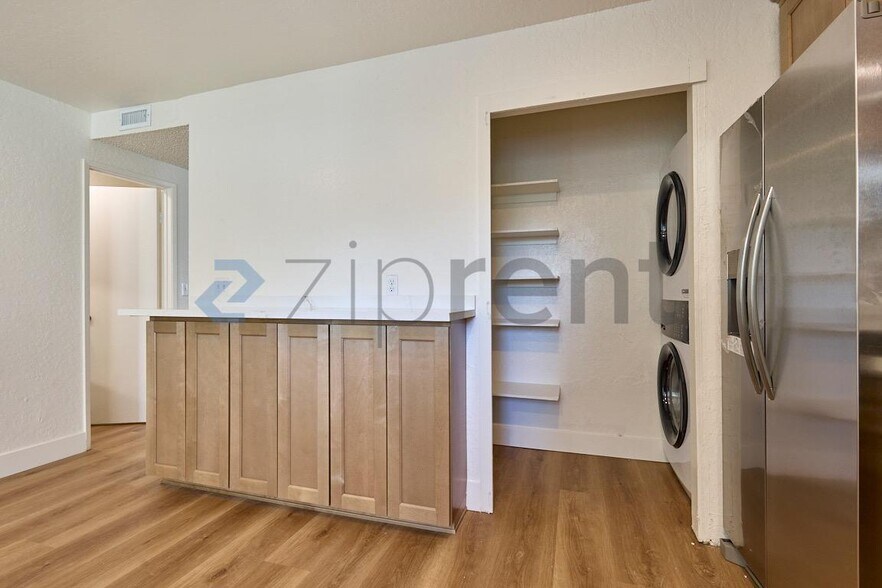 Building Photo - Unit A