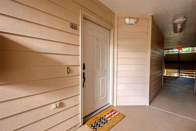 Building Photo - 8051 Bay Branch Dr