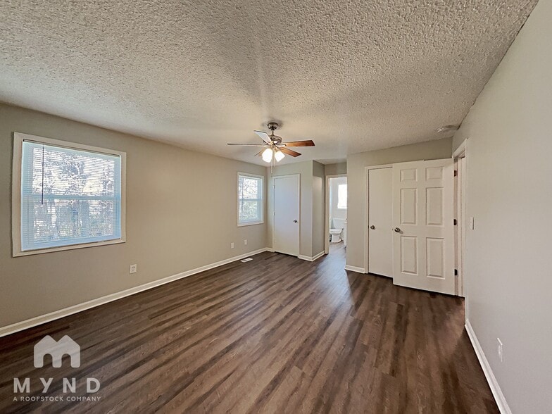 Building Photo - 5924 Sutton Dr