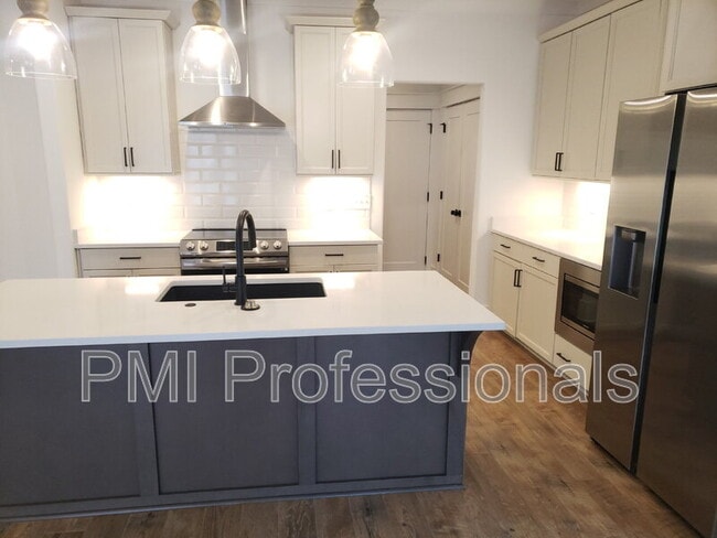 Building Photo - 227 S Bilbro Ave