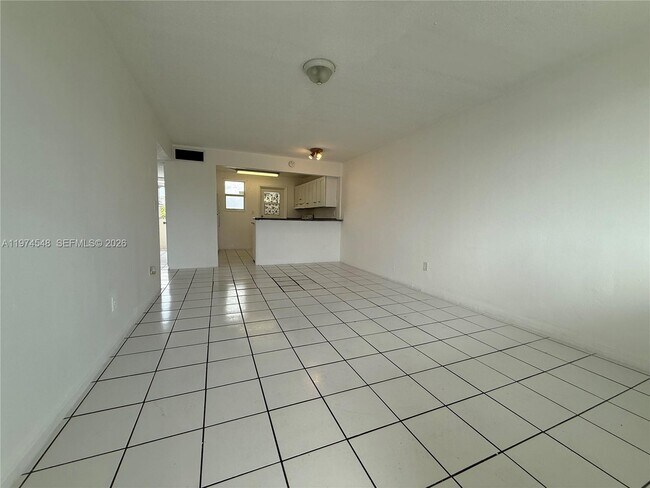 Building Photo - 13215 NE 6th Ave