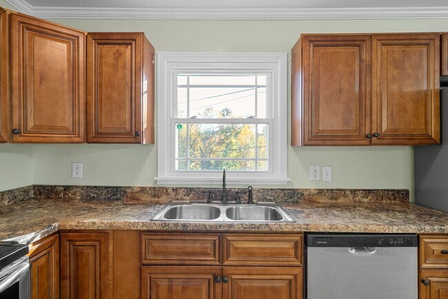 Building Photo - 2056 Lintwood Dr