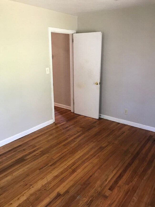 Building Photo - 2 Bedroom Duplex on Hancock Street - Available  NOW!!