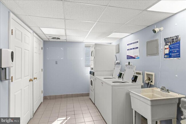 Building Photo - 820 N Washington St