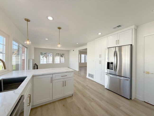 Building Photo - Stunning Remodeled Home in South Huntington Beach – Minutes to the Beach!